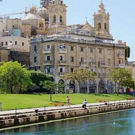 Marina's Edge Sea View Appartement *