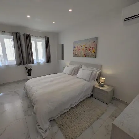 Апартаменты Marina's Edge Sea View Сенглея