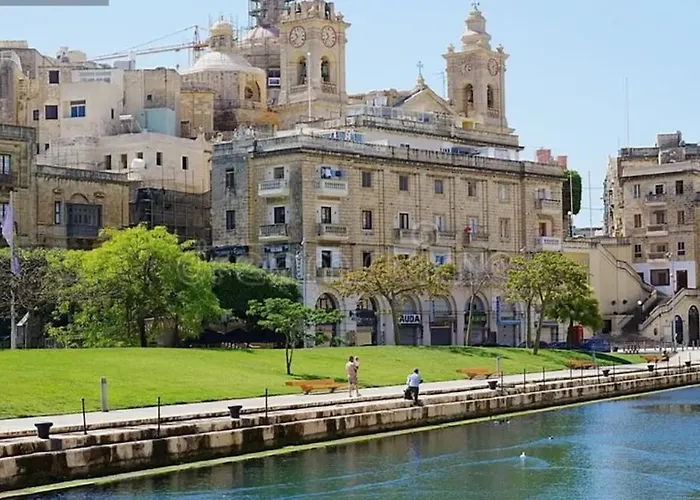 Marina's Edge Sea View Апартаменты *