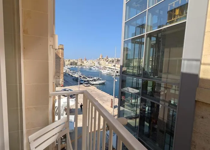 Marina's Edge Sea View Апартаменты *