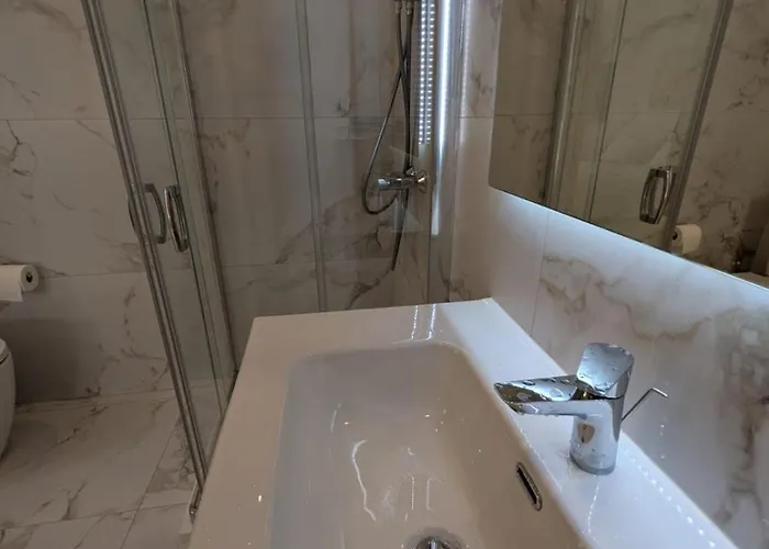 Marina's Edge Sea View Апартаменты *